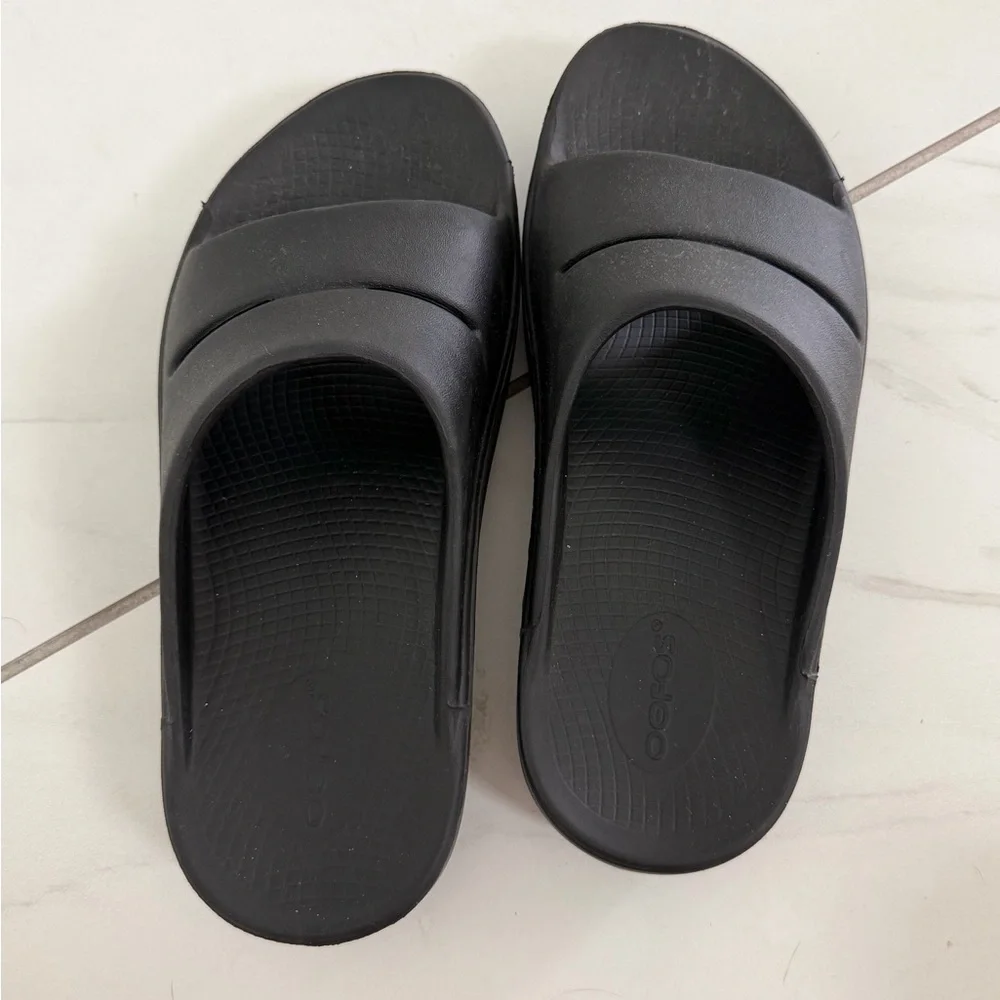 Black Slide Sandals - Oofos